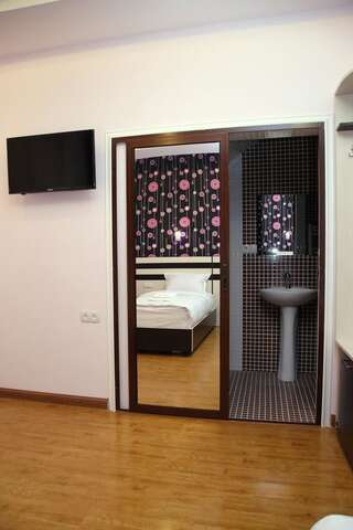 Отель Hotel For You Ереван Просторный двухместный номер с 2 отдельными кроватями-4