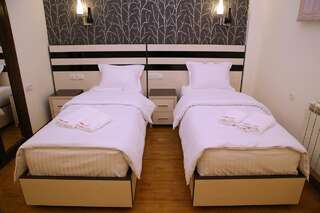Отель Hotel For You Ереван Двухместный номер с 2 отдельными кроватями и ванной-2