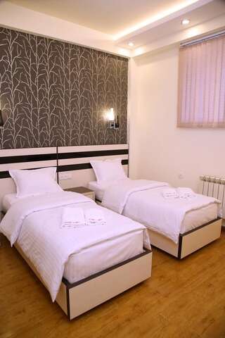 Отель Hotel For You Ереван Просторный двухместный номер с 2 отдельными кроватями-5